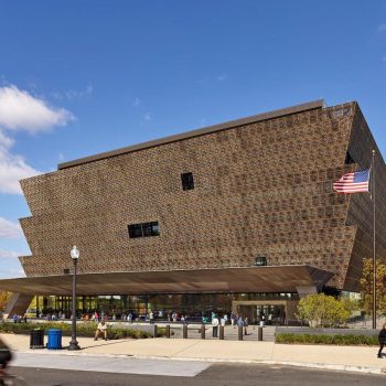 nmaahc-building-and-visitors-exterior nmaahc-building-and-visitors-exterior